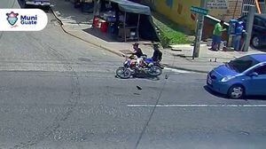VIDEO. Motocicleta con tres pasajeros derrapa tras imprudencia del piloto