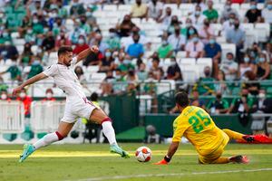Bravo volvió a la titularidad en vibrante triunfo del Betis por la Europa League: le marcaron tres goles