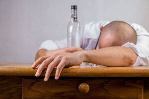 Dano cerebral causado pelo álcool pode continuar mesmo depois de largar a bebida, diz estudo científico