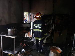 Bomberos controlan incendio en restaurante de La Antigua