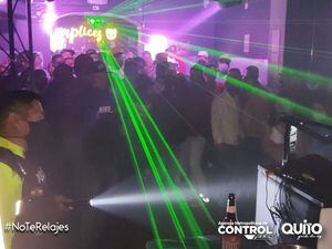 Quito: clausuran discoteca en la Plaza Foch por acoger fiesta clandestina con decenas de personas