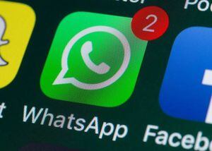 Qué significado tiene el emoji con monóculo de WhatsApp