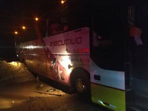 Derrumbe de rocas impactó a bus de pasajeros en la vía Baeza