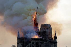 VIDEO. Atroz momento en el que se derrumba la aguja de la catedral de Notre-Dame