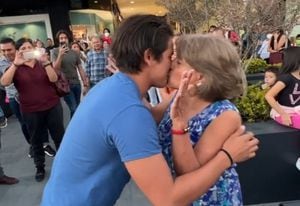 Viral: joven besa a una abuelita por dinero