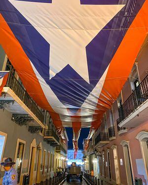 Enorme bandera de P.R. adorna la calle Fortaleza