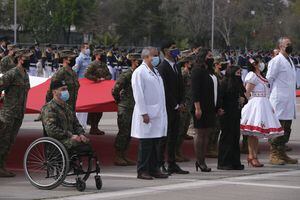 Doctor Ugarte recibe homenaje en la Parada Militar por ser un "rostro creíble" en la lucha contra el covid