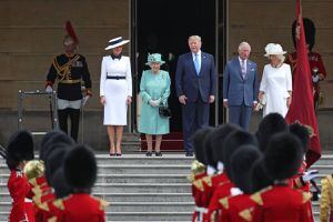 FOTOS: Melania Trump demuestra que podría ser miembro de la realeza con un atuendo que opacó a la reina Isabel