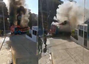 Queman camión de pasajeros en Acapulco; obligaron al conductor a bajarse