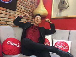 Luis Zapata no da más de alegría: fanática de "Rojo" sorprendió al cantante con impresionante regalo