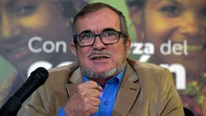 En trino, Timochenko le hace polémica propuesta a Álvaro Uribe