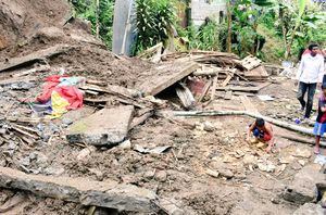 Una mujer y una niña murieron al desplomarse vivienda tras lluvias en Santo Domingo