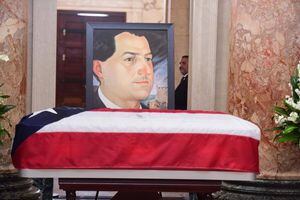 Exponen restos de Rafael Hernández Colón en El Capitolio