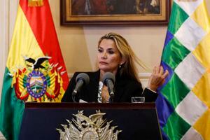 Presidenta interina de Bolivia cancela viaje por temor a un atentado mortal