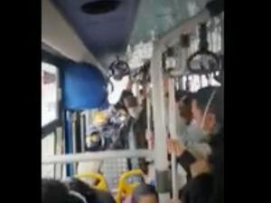 Captan aglomeración de pasajeros en bus de Quito, pese a semáforo amarillo