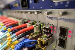 La transmisión de datos a través de cable de fibra óptica alcanza un nuevo récord: 1 Petabit por segundo ¿qué tan rápido es eso?