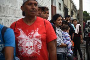 Chiapas brindará asistencia en albergues a migrantes hondureños que “ingresen regularmente” a México
