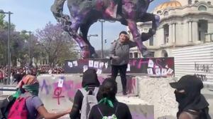 Mujer defiende Monumento a Madero y es atacada por encapuchadas