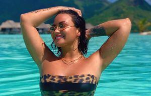 Demi Lovato presume sus curvas con un bikini neón