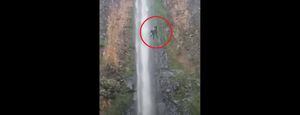 Vídeo: Instrutores caem de 60 metros de altura em cachoeira