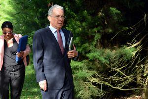 Por error, periódico El Tiempo publicó el número celular de Álvaro Uribe
