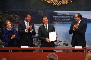 Peña Nieto firma decreto del Parque Nacional de Revillagigedo