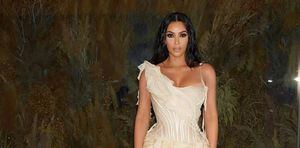 Kim Kardashian presumió sus curvas en un traje de baño similar al blanco de Jennifer Lopez