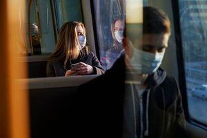 Lo que puedes hacer para no contagiarte de coronavirus en un transporte público
