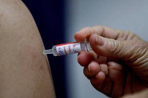 Los voluntarios de la vacuna de Pfizer revelan efectos secundarios