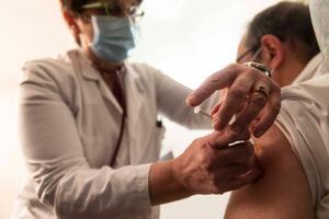 Farmacéutico arruinó cientos de dosis de la vacuna para coronavirus