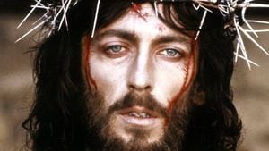 Qué fue de la vida de Robert Powell, el actor que interpretó a Cristo en la icónica serie "Jesús de Nazaret"