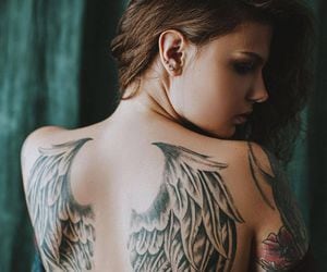 Tatuajes con alas para mujeres que vuelan alto hasta lograr sus sueños