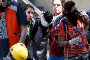 Alarmante balance del Colegio Médico: 1183 manifestantes heridos llegaron a urgencias en la RM y más de la mitad es por perdigones