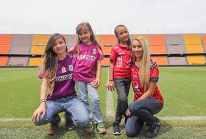 Las mujeres le ganan terreno al machismo en las barras de fútbol de Medellín