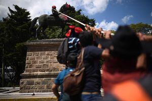 Manifestantes causan destrozos en monumentos y hacen rodar cabeza de general Reina Barrios