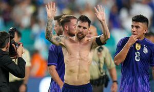 Inteligencia Artificial presenta a Leo Messi, Cristiano Ronaldo y otros futbolistas como estrellas del Glam Rock