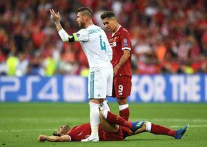 Un dolor terrible: Salah salió lesionado en la final de la Champions tras un foul de Ramos