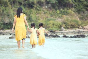 Gemelas de 8 años murieron ahogadas en el mar mientras su madre actualizaba sus redes sociales