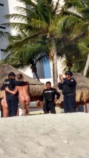 Policías realizaban operativo en playa de Cancún y lo abandonaron para tomarse fotos con turistas en topless