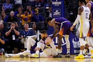 Stephen Curry se fractura la mano en mal momento para los Warriors