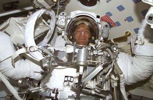 El día en el que un astronauta manejó un cable de alta tensión en pleno espacio