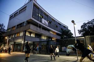 Apoderados desafían a Alessandri por amenaza de cierre del Instituto Nacional: "Al día siguiente tendríamos el colegio abierto"