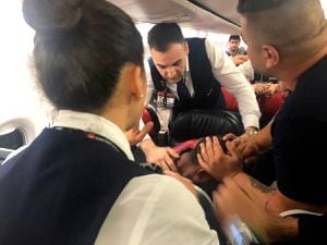 Algunas personas gritaban atemorizadas y los niños lloraban: pasajeros logran reducir a hombre que desató el pánico en un vuelo a Sudán