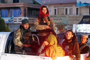 Talibanes engañan a afgano homosexual: fue violado y brutalmente golpeado