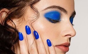 Uñas acrílicas azul rey: Los diseños que combinan con todo