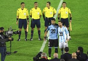 Suárez y Messi se unieron para alzar la candidatura Uruguay-Argentina para el Mundial 2030