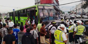 Conductora intentó cruzarse en Avenida Bolívar y colisiona con Transmetro