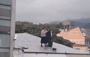 (VIDEO) Monjas se subieron al techo para hacer misa pública y las bajaron con rock pesado