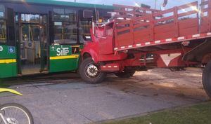 Grave accidente entre camión y bus del SITP, dificulta la movilidad en el norte de Bogotá desde esta madrugada