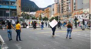 En medio de la pandemia, trabajadoras sexuales hacen bloqueos en la carrera 13 de Bogotá